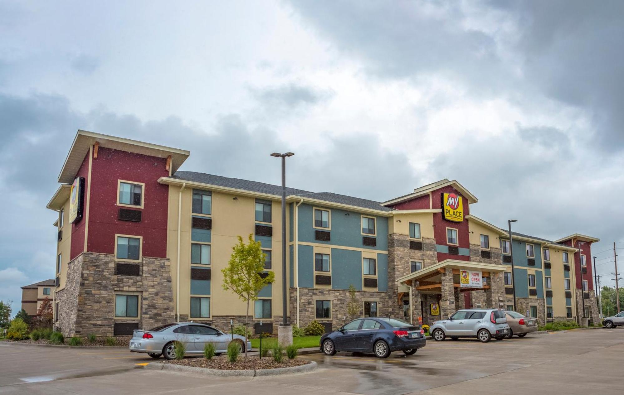 4 Couple-Friendly Hotels Close to i wireless Center