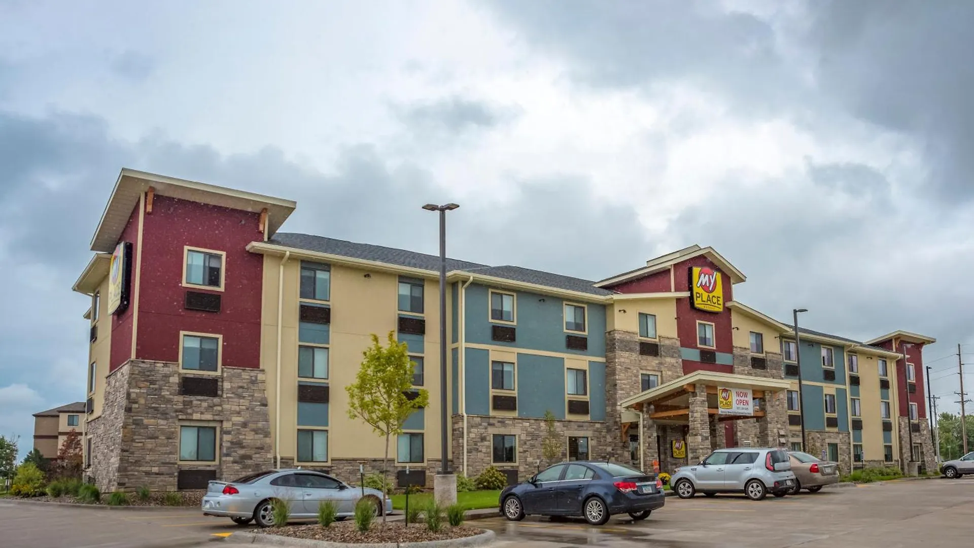 4 Couple-Friendly Hotels Close to i wireless Center